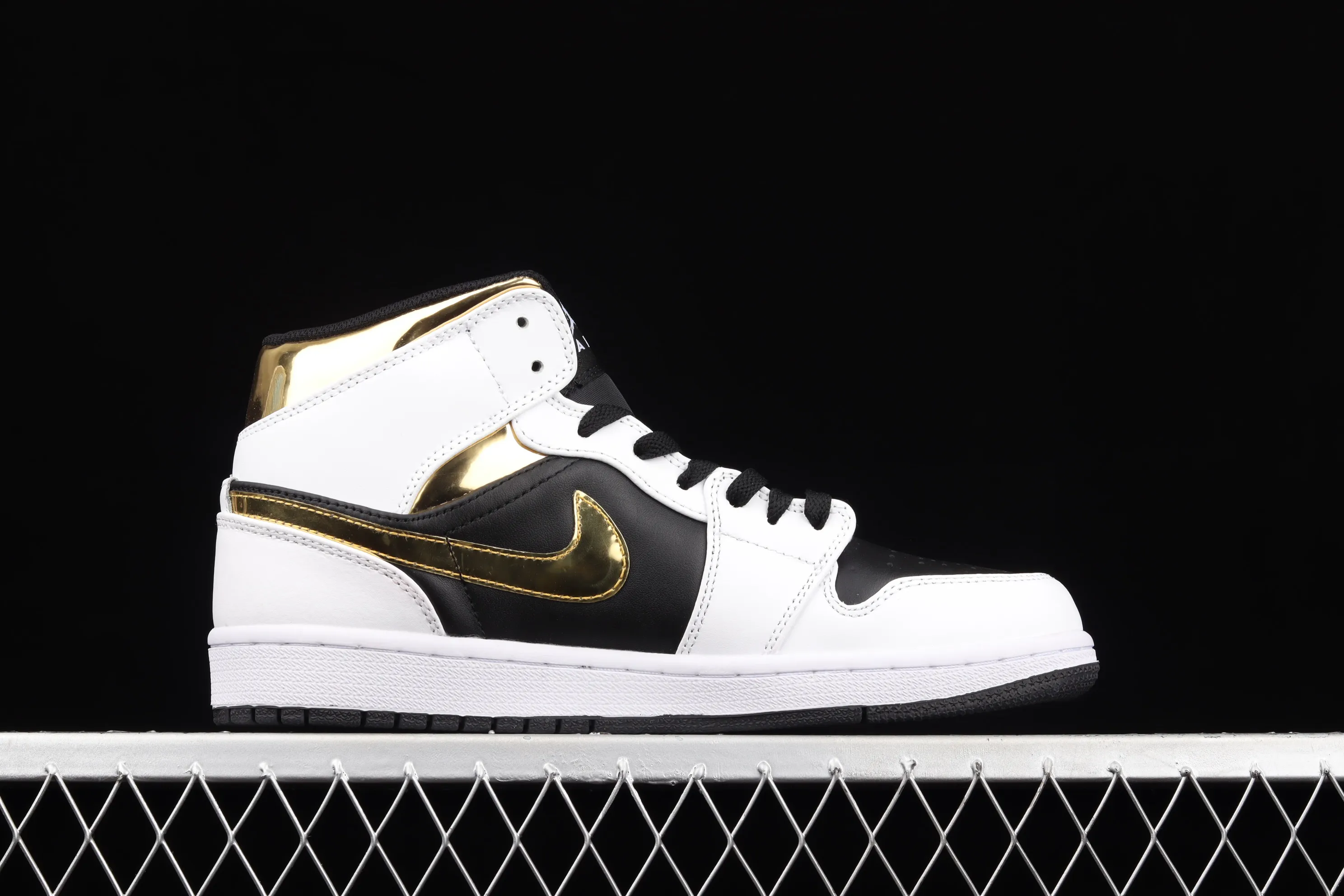 All categories Air Jordan Jordan series basketball shoes Air Jordan 1 Mid Air Jordan 1 Mid SE AJ1 Joe 1 white black gold Zhongbang basketball shoes 554724-190